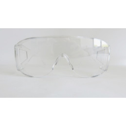 Occhiale protettivo a stanghette caratterizzato da una ampia lente monolitica frontale che protegge sia lateralmente che inferio